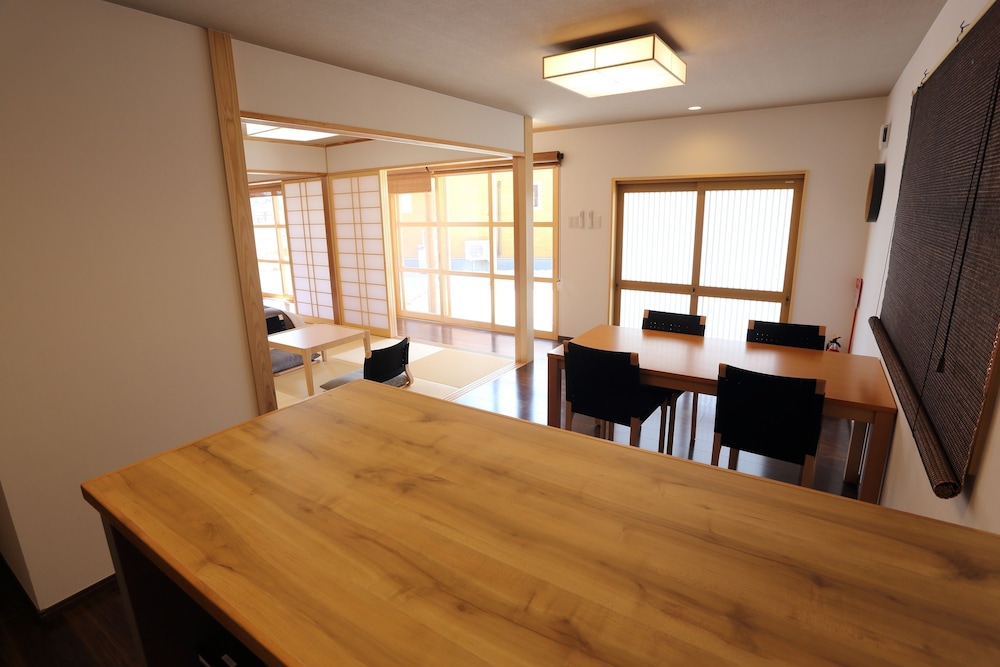 一棟貸し 客室内のダイニングエリア1 | たびの邸宅 沖縄今帰仁 HOMANN CONCEPT