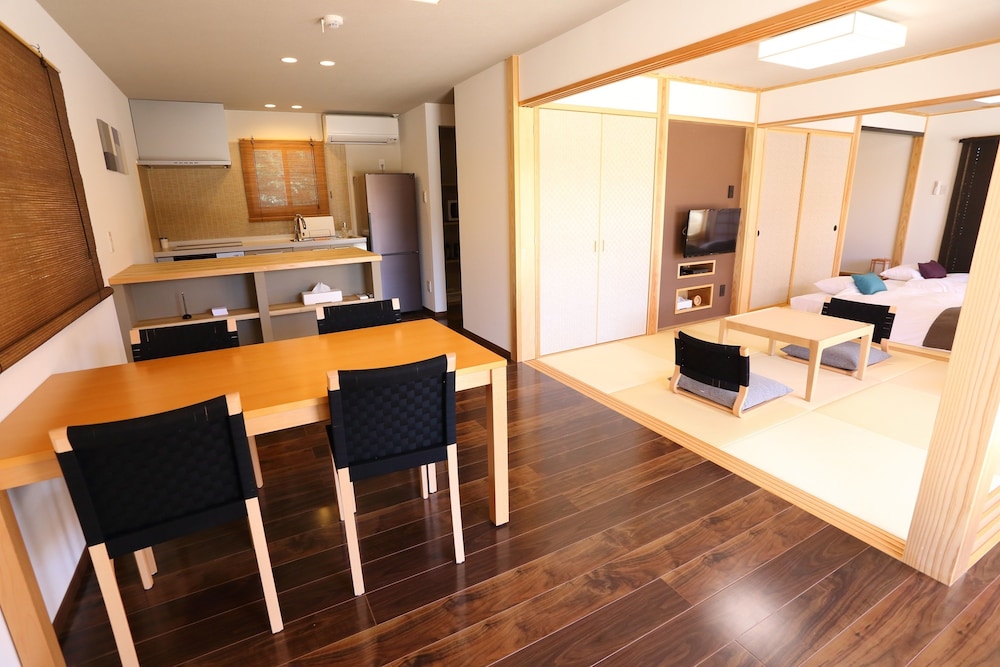 一棟貸し 客室内のダイニングエリア0 | たびの邸宅 沖縄今帰仁 HOMANN CONCEPT