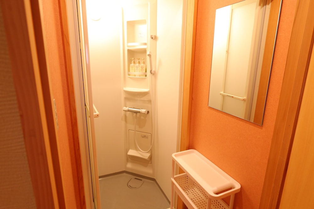 ファミリールーム シャワー付き バスルーム0 | RED HELMET House&Sports Bar Hiroshima