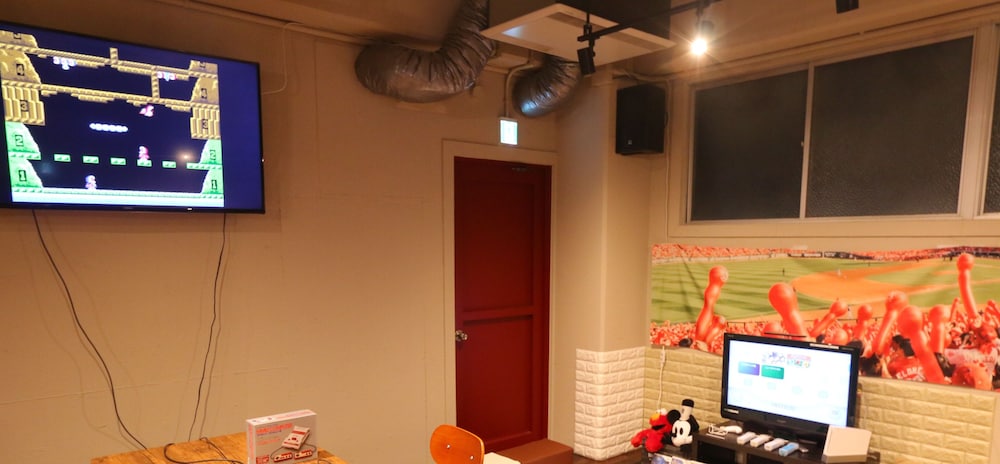スタンダード ファミリールーム リビング エリア1 | RED HELMET House&Sports Bar Hiroshima