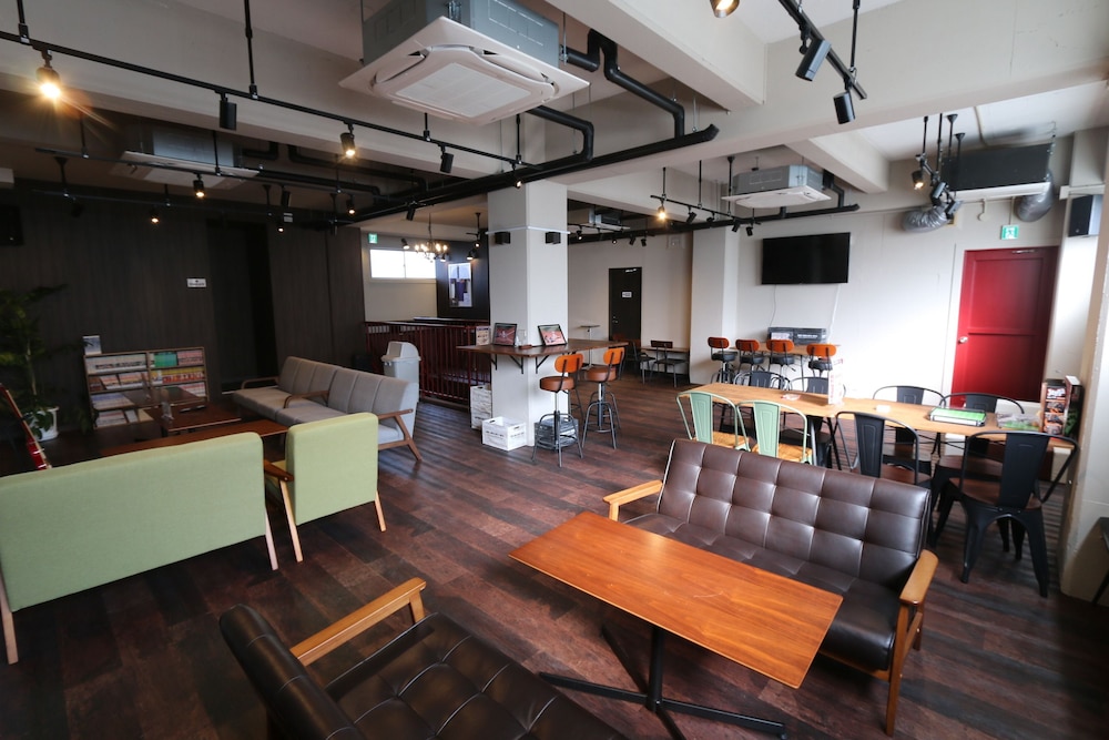 スタンダード ファミリールーム リビング エリア0 | RED HELMET House&Sports Bar Hiroshima