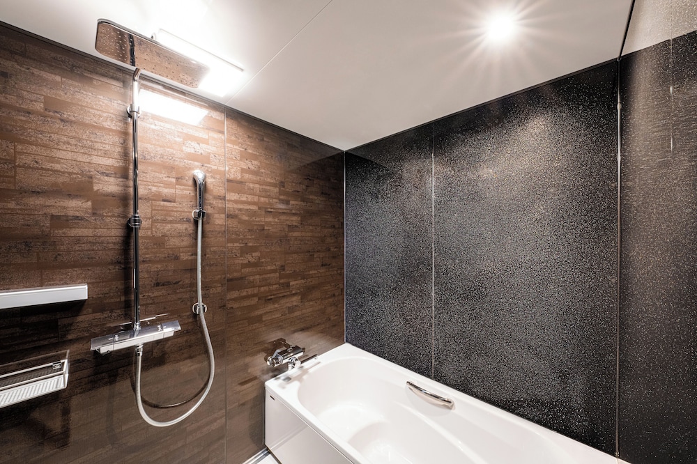 デラックス キングルーム A バスルーム0 | ホーム・ステイ・椛 嵐山 京都 by バンヤン・グループ