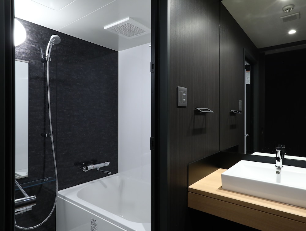 デラックスツインルーム (4名利用) バスルーム1 | KOKO HOTEL 京都四条烏丸