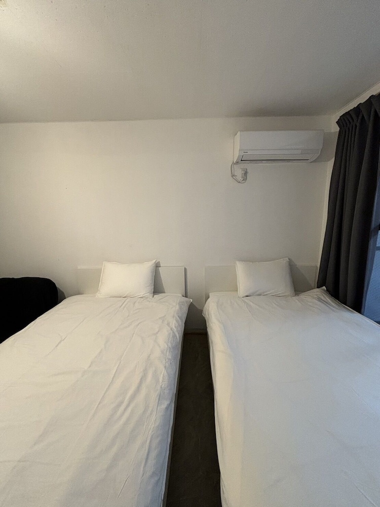 #07 ツインルーム- 線路側 共用トイレ・シャワー 客室1 | waves nakameguro