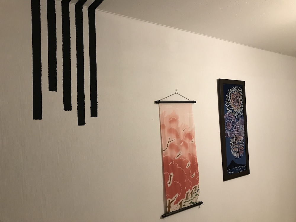 #07 ツインルーム- 線路側 共用トイレ・シャワー 客室の設備とサービス0 | waves nakameguro