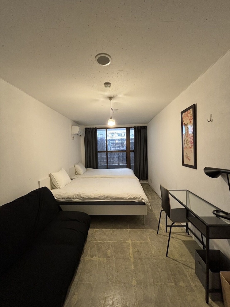 #07 ツインルーム- 線路側 共用トイレ・シャワー | waves nakameguro