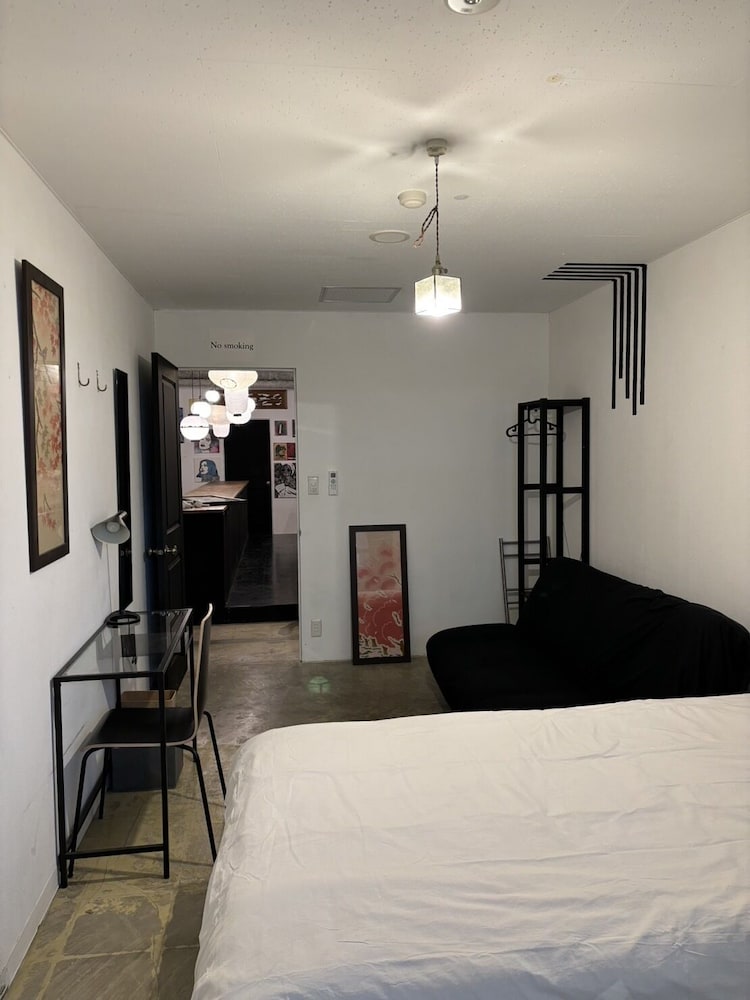 #07 ツインルーム- 線路側 共用トイレ・シャワー 客室2 | waves nakameguro