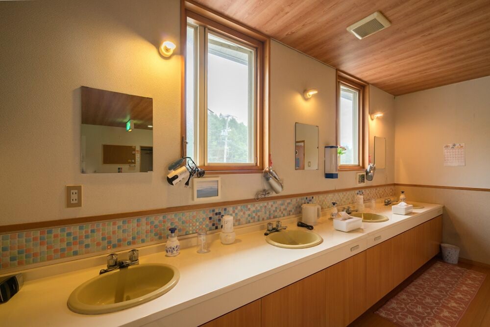 和室 禁煙 共用トイレ 食事なし バスルームのシンク1 | 温泉付きゲストハウス 星空のあかり