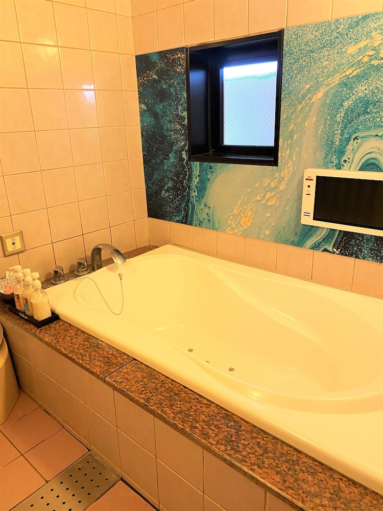 ベーシック ダブルルーム シティビュー 深めの浴槽1 | ホテル リージェント大高 - アダルトオンリー