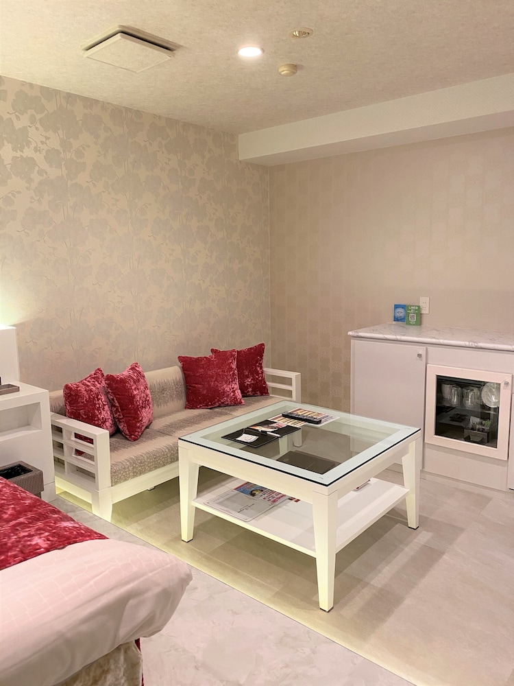 ベーシック ダブルルーム シティビュー リビングルーム1 | ホテル リージェント大高 - アダルトオンリー