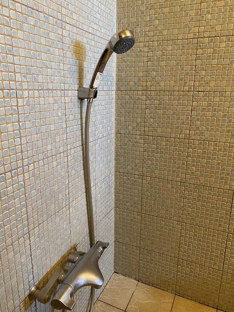 ベーシック ダブルルーム シティビュー バスルーム1 | ホテル リージェント大高 - アダルトオンリー