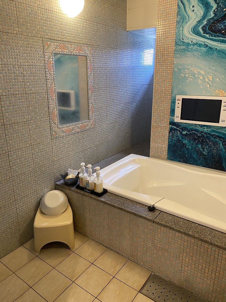 ベーシック ダブルルーム シティビュー バスルーム2 | ホテル リージェント大高 - アダルトオンリー