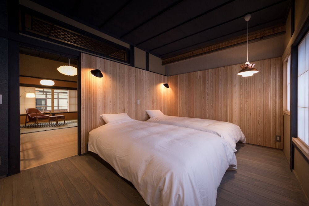 萬屋［YOROZUYA］1棟貸切【91.3平米・定員5名】 客室1 | HOTEL 講 大津百町