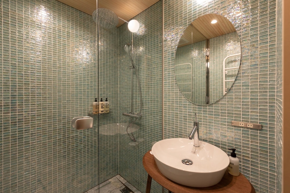 茶屋102 [CHAYA] スタンダードツイン (バスタブ無し) [30.2平米] バスルーム0 | HOTEL 講 大津百町