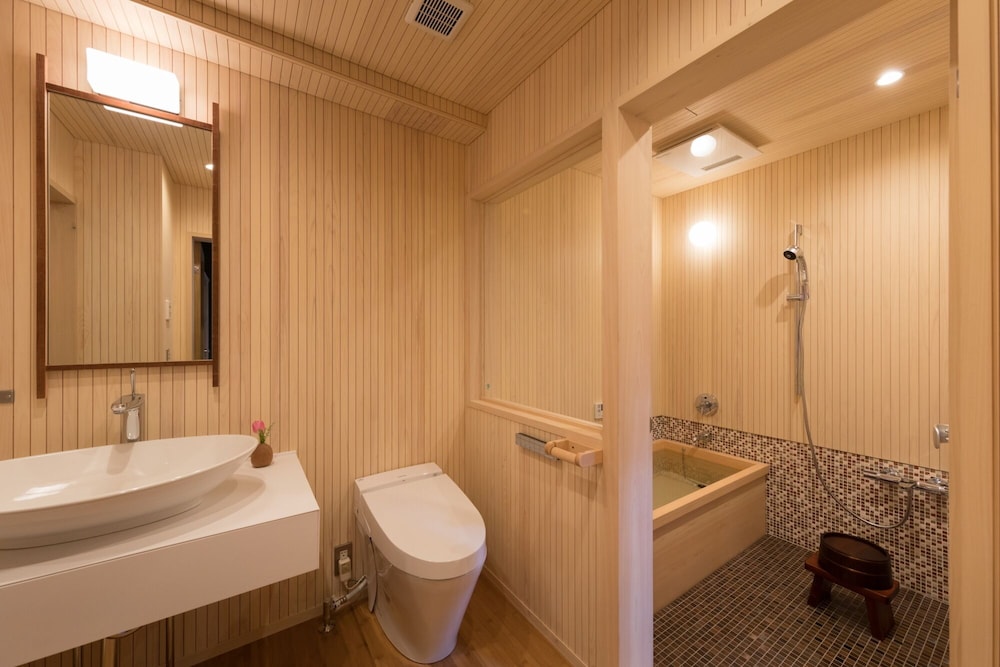 萬屋［YOROZUYA］1棟貸切【91.3平米・定員5名】 バスルーム0 | HOTEL 講 大津百町