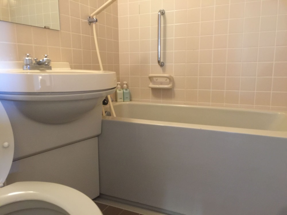 スーペリア 4 人部屋 バスルーム0 | ホテル白樺湖榮園