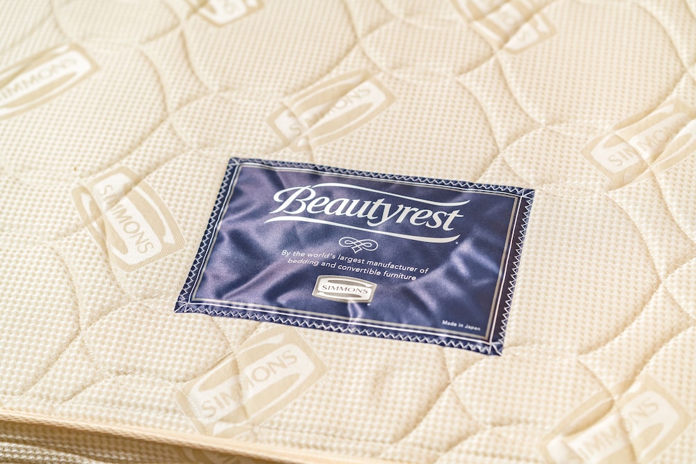 スタンダード ダブルルーム クイーンベッド 1 台 客室2 | たびの ホテル 佐渡