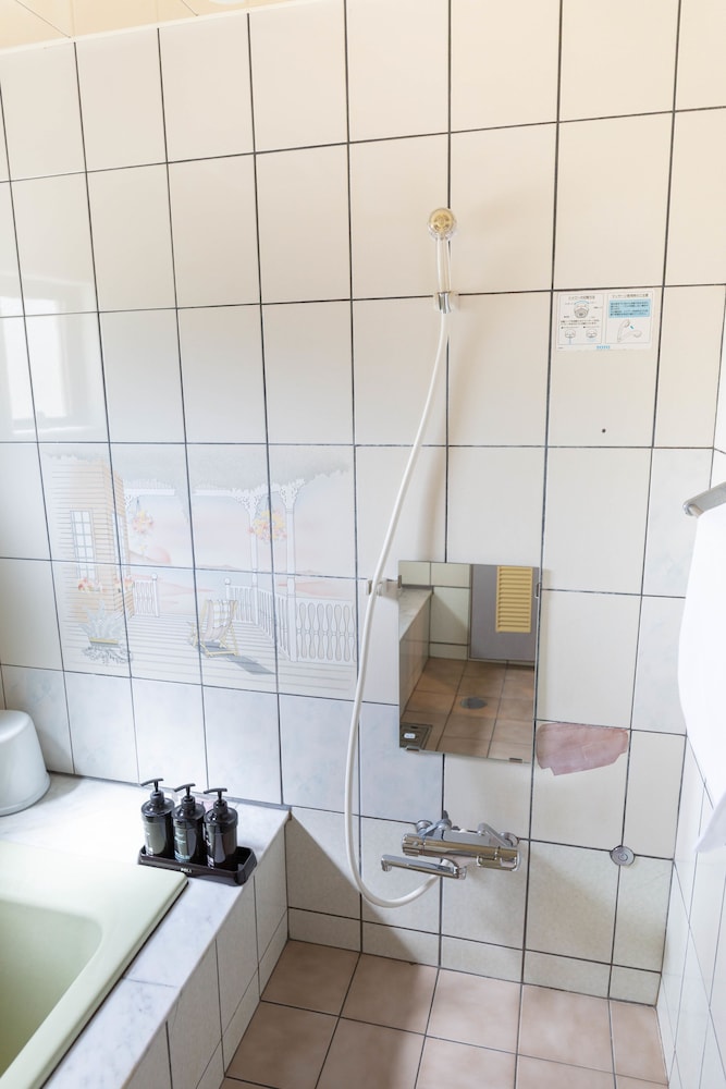 エコノミー ダブルルーム 喫煙可 バスルームのシャワー0 | 波の上クリスタルホテル