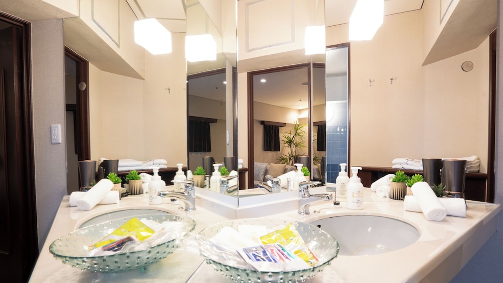 エコノミー ダブルルーム バスルーム1 | ライカムクリスタルホテル