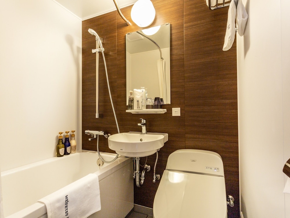 コンフォート ダブルルーム ダブルベッド 1 台 喫煙可 (2名利用) バスルーム1 | 名鉄イン名古屋金山アネックス