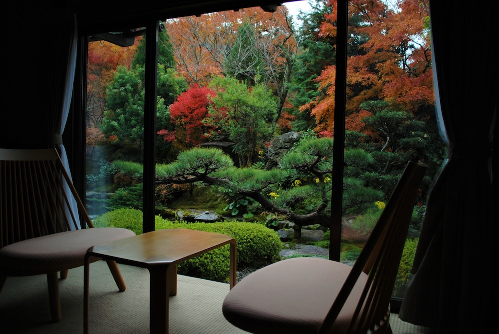 和室8畳+3畳 (日本庭園+池の眺め) 部屋からの景観0 | 京都大原の料理旅館 芹生