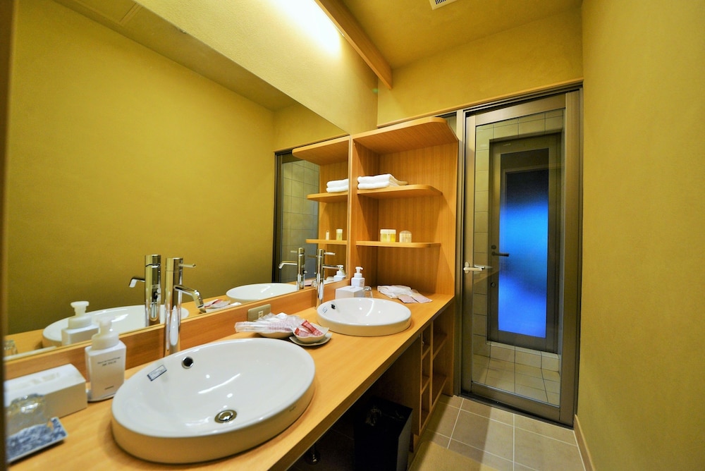 露天風呂付特別室「桜の間」 バスルームのシンク0 | 京都大原の料理旅館 芹生