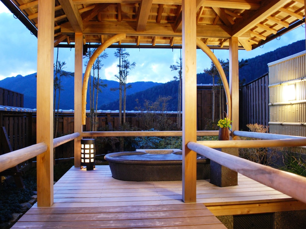 露天風呂付特別室「桜の間」 バスルーム0 | 京都大原の料理旅館 芹生