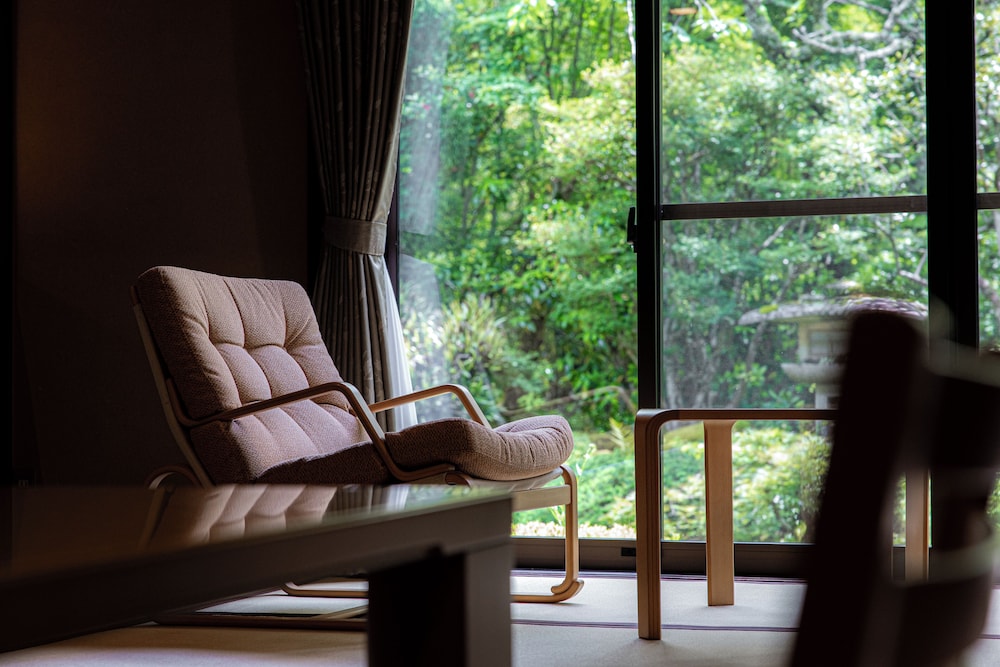 落合の間 (京間8畳+4畳) 客室7 | 京都大原の料理旅館 芹生