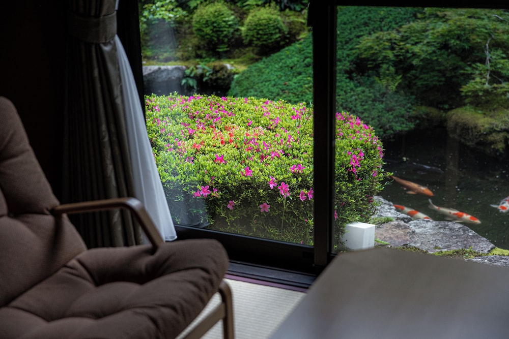 落合の間 (京間8畳+4畳) 客室2 | 京都大原の料理旅館 芹生