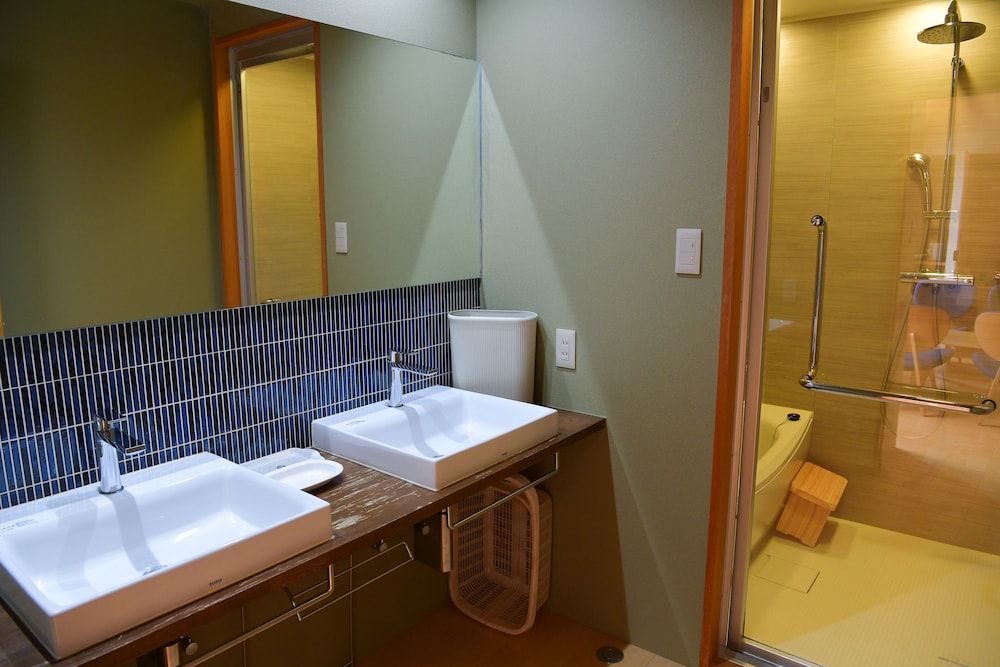 本館 客室12畳和室 禁煙 バスルーム1 | 湯の宿 松栄