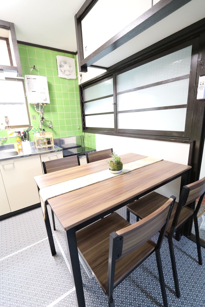 ハウス (Private Vacation Home) 客室内のダイニングエリア0 | ゲストハウス イーナイン