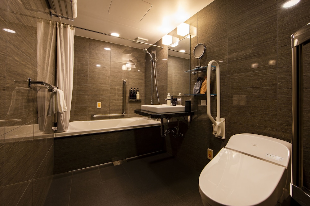 デラックス ツインルーム シングルベッド 2 台 バリアフリー バスルーム0 | プロスタイル旅館 横浜馬車道