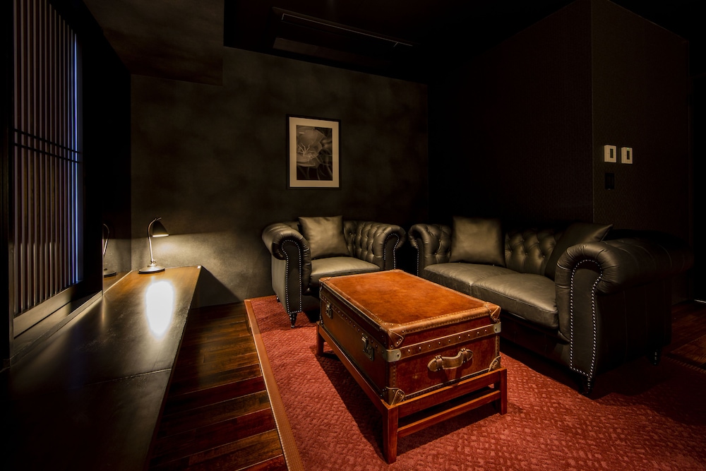 畳敷/スイート/ダブルベッド (大人3名からは敷き布団) リビング エリア1 | プロスタイル旅館 横浜馬車道