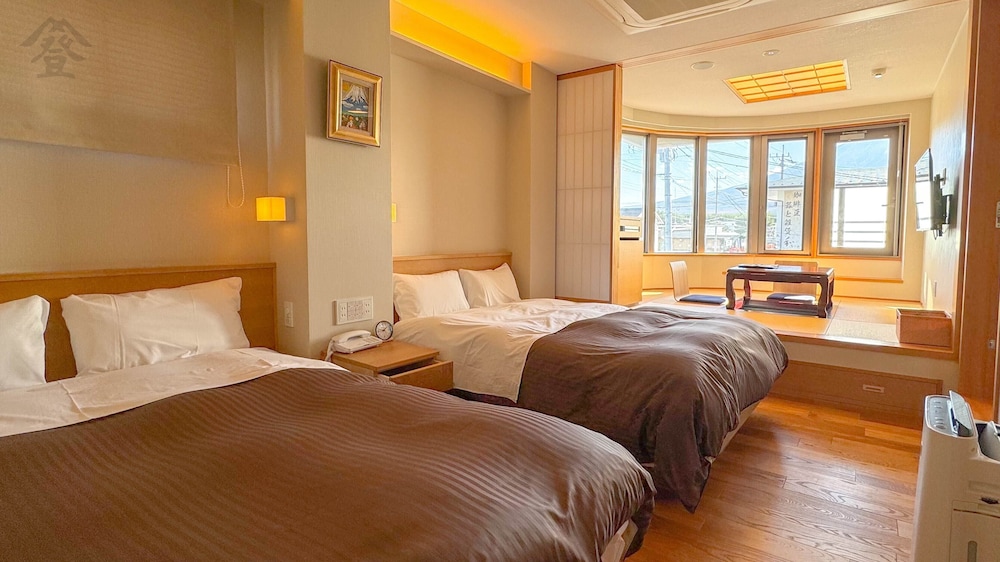 特別室 デラックスツインルーム - 富士山側 テラス付き, 角部屋, 2nd Floor (34.33平米) | 登り坂ホテル