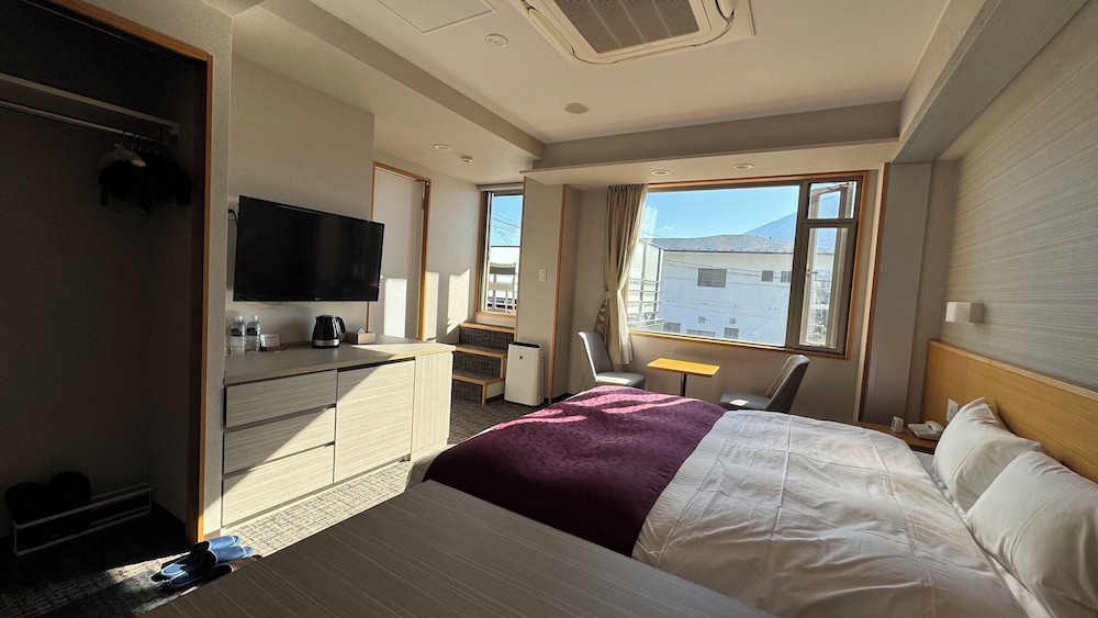 特別室　デラックス ダブルルーム クイーンベッド 1 台 富士山側　テラス付き, 2nd Floor (24.02平米) 客室1 | 登り坂ホテル