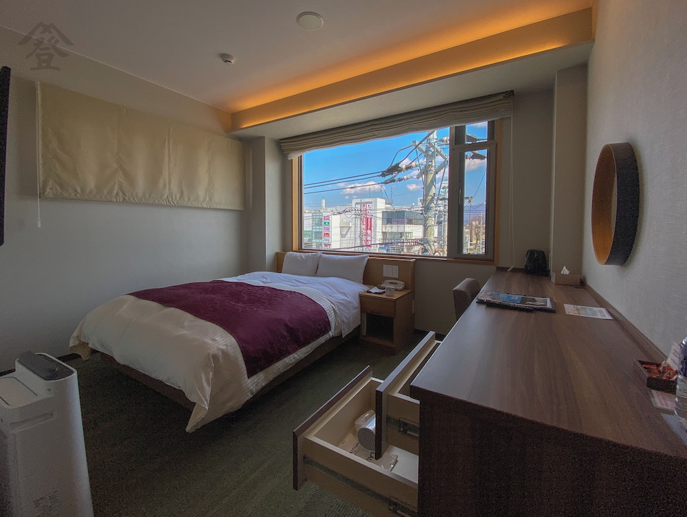 Standard double room (corner room) 客室2 | 登り坂ホテル