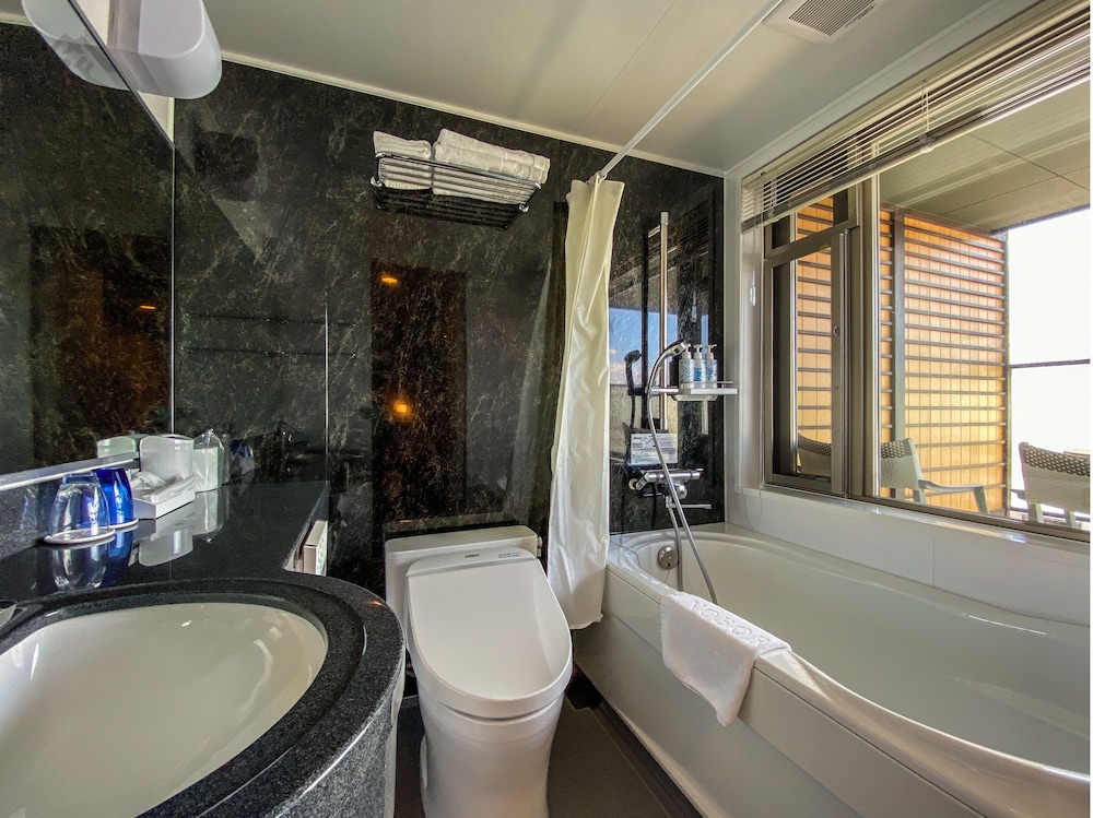 特別室　デラックス ダブルルーム クイーンベッド 1 台 富士山側　テラス付き, 2nd Floor (24.02平米) バスルーム0 | 登り坂ホテル