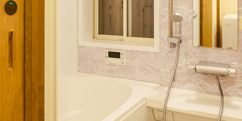 京町家一棟貸し バスルーム1 | 民宿 古梅川 別館 コウメノハナレ