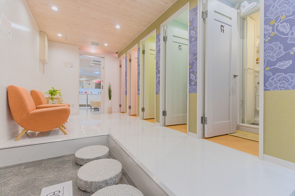 ラグジュアリー ドミトリー ルーム 女性専用 二段ベッド 2名分 (ペット不可) バスルーム1 | Feel Osaka Yu