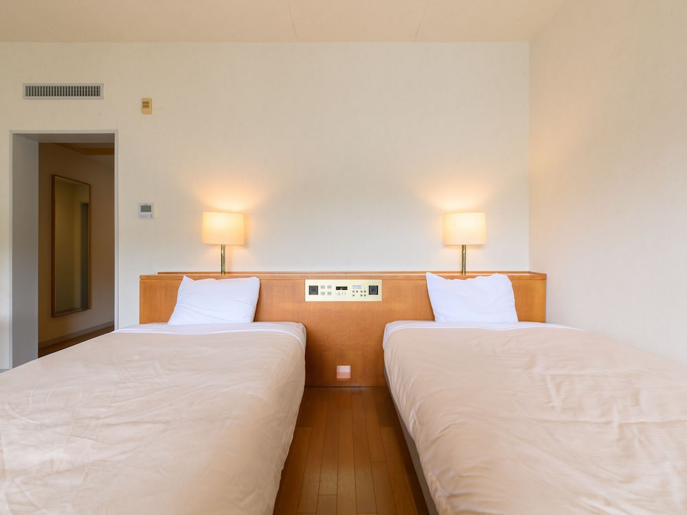 ファミリー トリプルルーム 客室2 | Tabist ヴィラダイオーリゾート 伊勢志摩