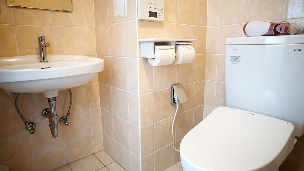 ベーシック 4 人部屋 バスルーム1 | ホテルフロムオキナワ