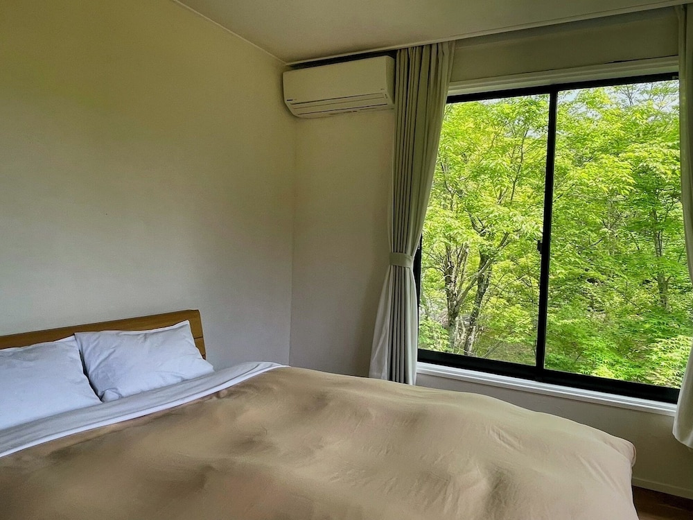 エコノミー ダブルルーム ダブルベッド 1 台 禁煙 マウンテンビュー 客室1 | 旅籠椿屋