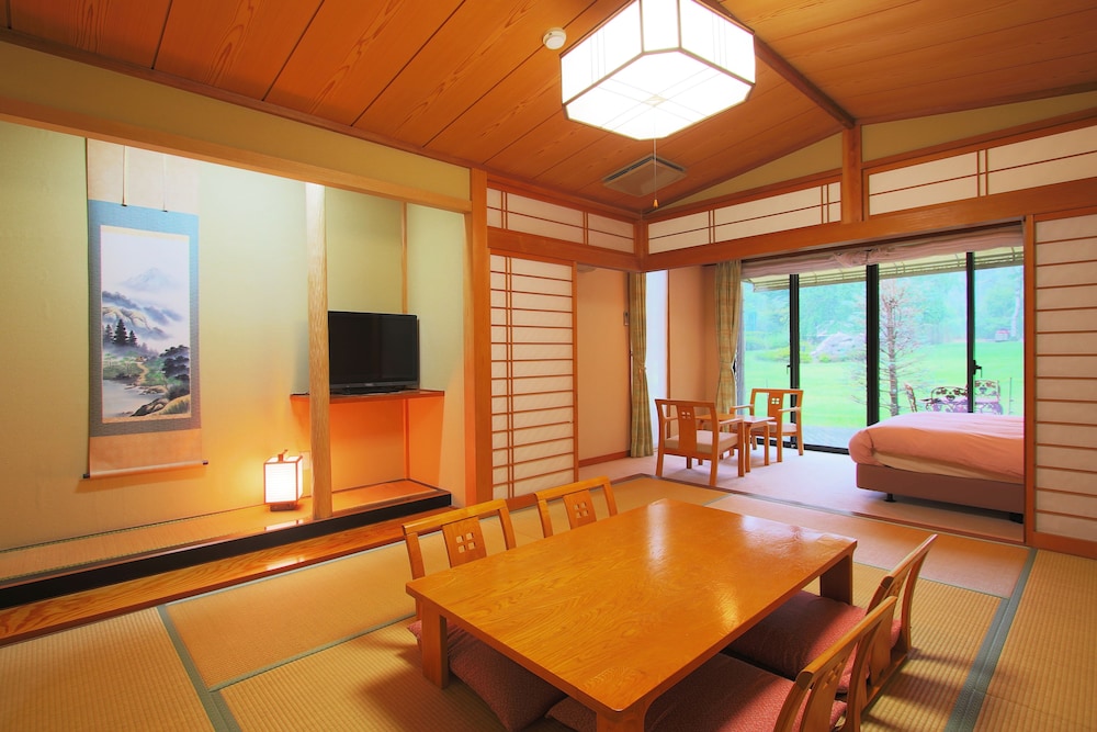 デラックスファミリールーム (102) | 旅籠椿屋