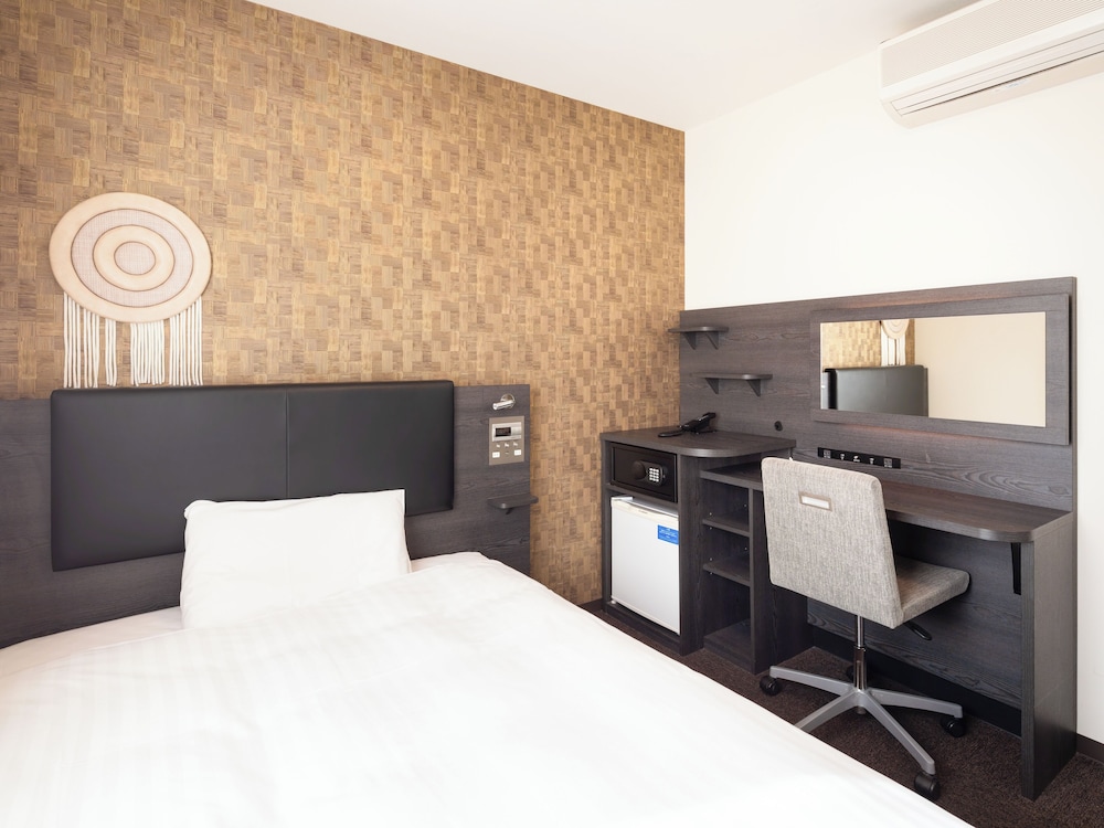 スタンダード ルーム ダブルベッド 1 台 禁煙 客室の設備とサービス1 | コンフォートホテルERA伊勢