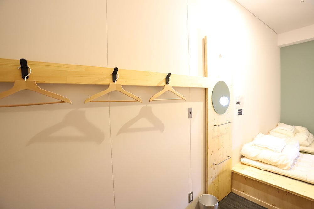 4 人部屋 (共用シャワールーム、ベッドメイクはセルフとなります) (添い寝料金 7-12歳 2,000円, 0-6歳 無料) 客室1 | ホステル トマール