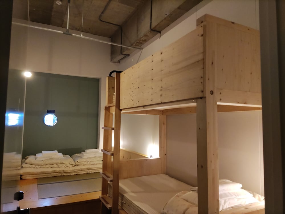 4 人部屋 (共用シャワールーム、ベッドメイクはセルフとなります) (添い寝料金 7-12歳 2,000円, 0-6歳 無料) 客室11 | ホステル トマール
