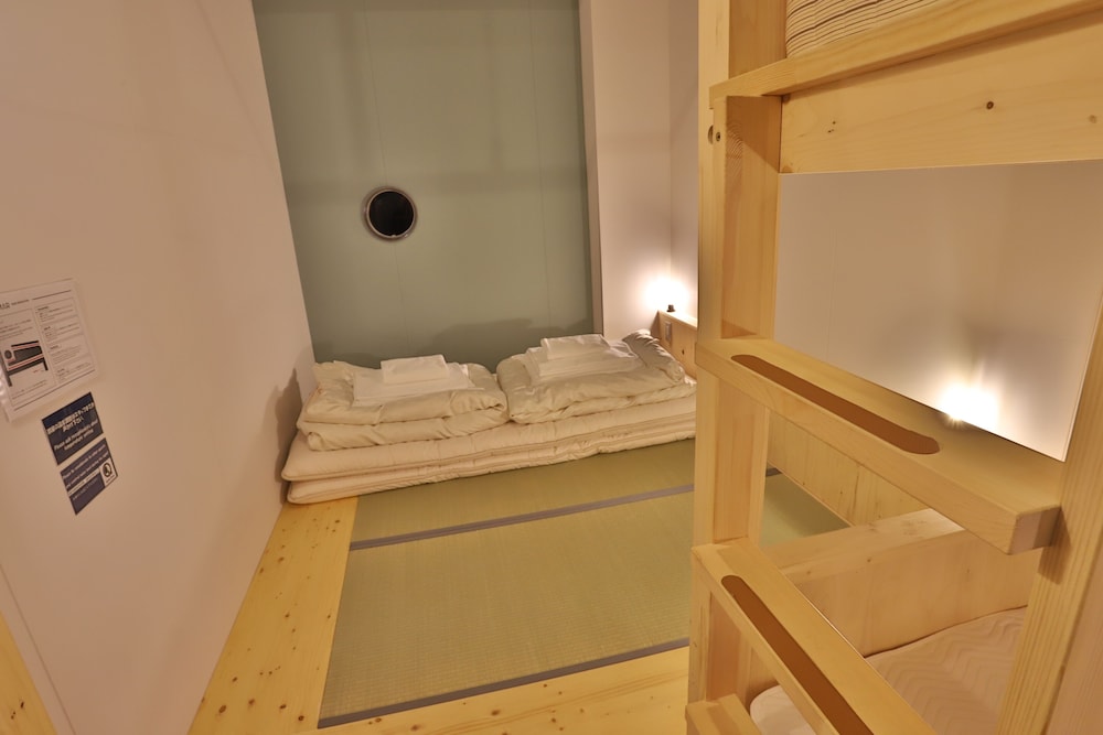 4 人部屋 (共用シャワールーム、ベッドメイクはセルフとなります) (添い寝料金 7-12歳 2,000円, 0-6歳 無料) 客室2 | ホステル トマール