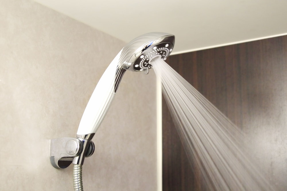 デラックス ダブルルーム 喫煙可 バスルームのシャワー1 | リッチモンドホテル宇都宮駅前