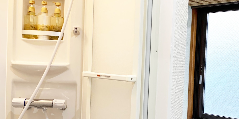 ファミリールーム バスルームのシャワー1 | 赤坂の里 Premium