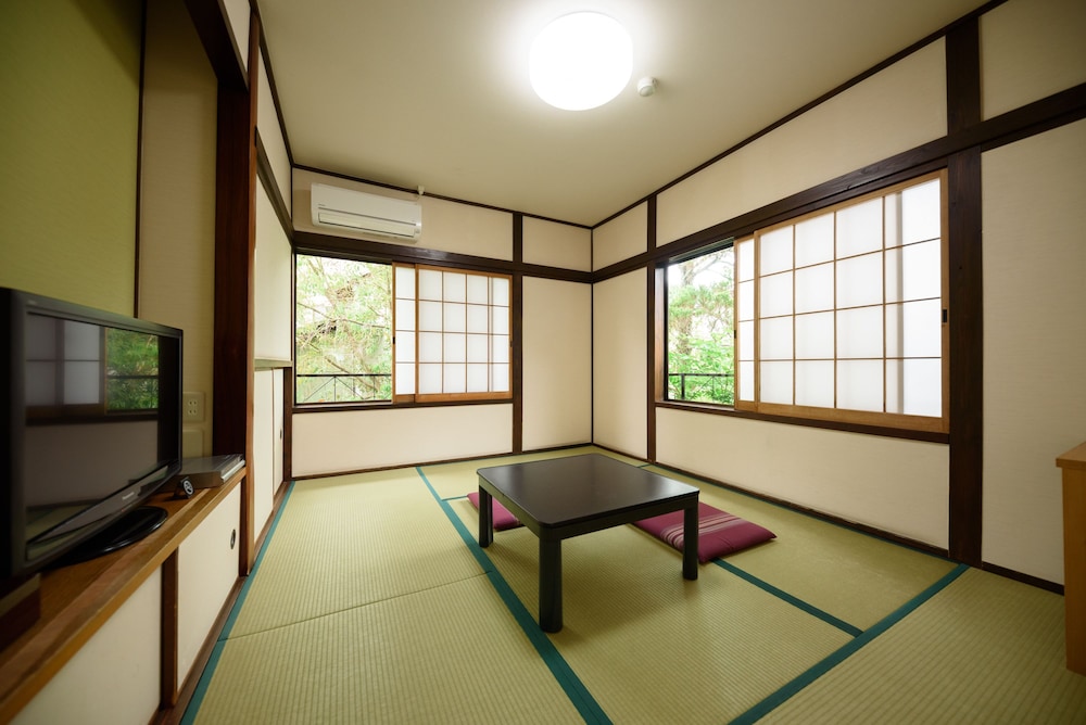 和室 6畳 共用バスルーム 客室1 | 由布院 いよとみ